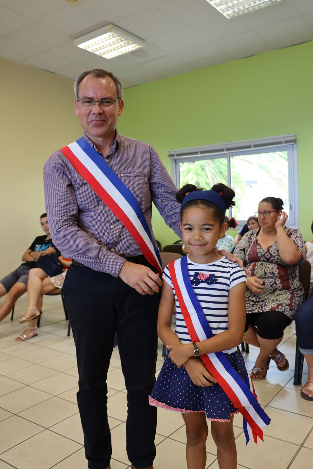 La présidente du Conseil municipal des enfants avec Monsieur le Maire