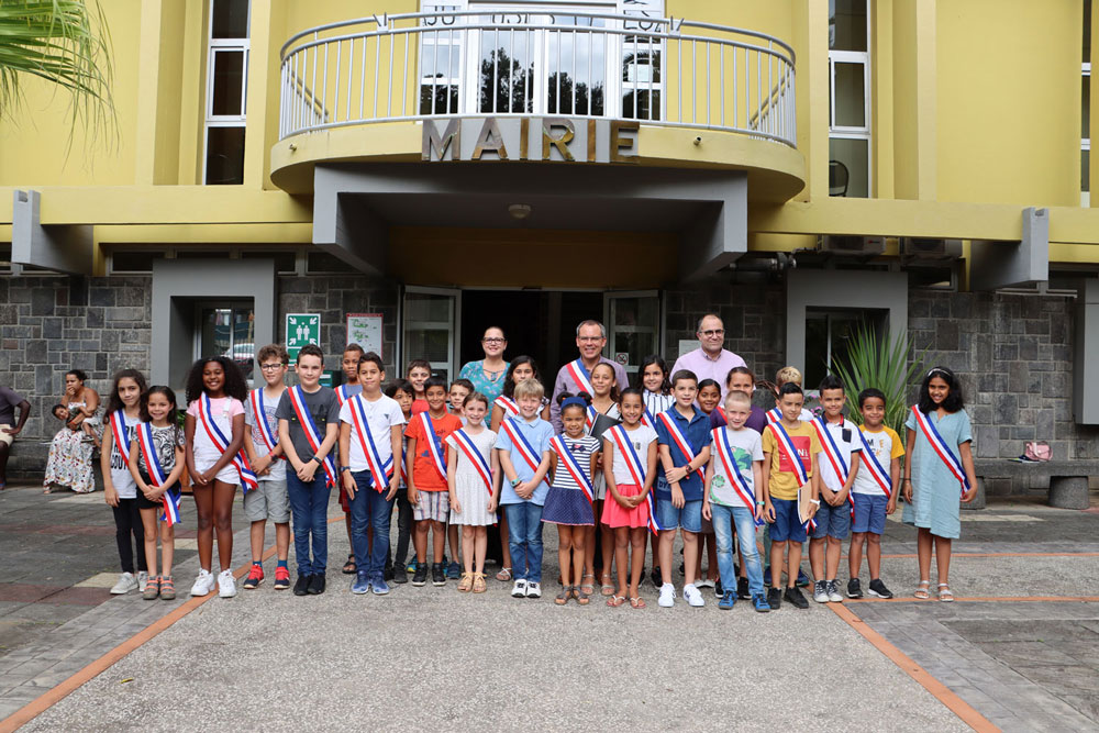 Le Conseil municipal des enfants devant l'hotel de ville