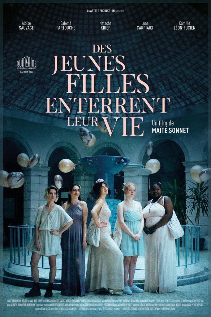des jeunes filles enterrent leur vie